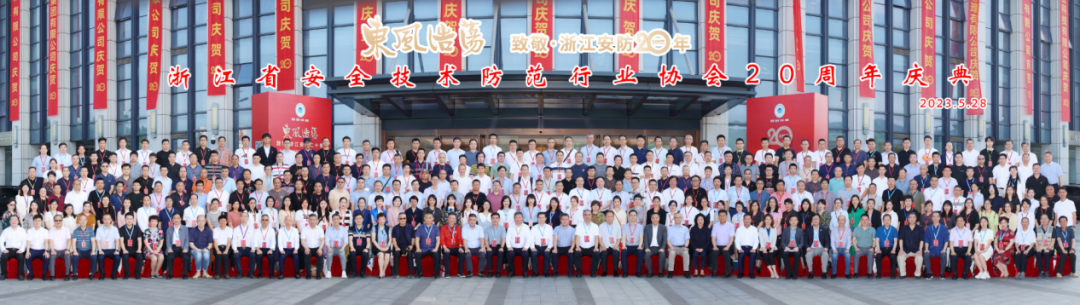 合影.png