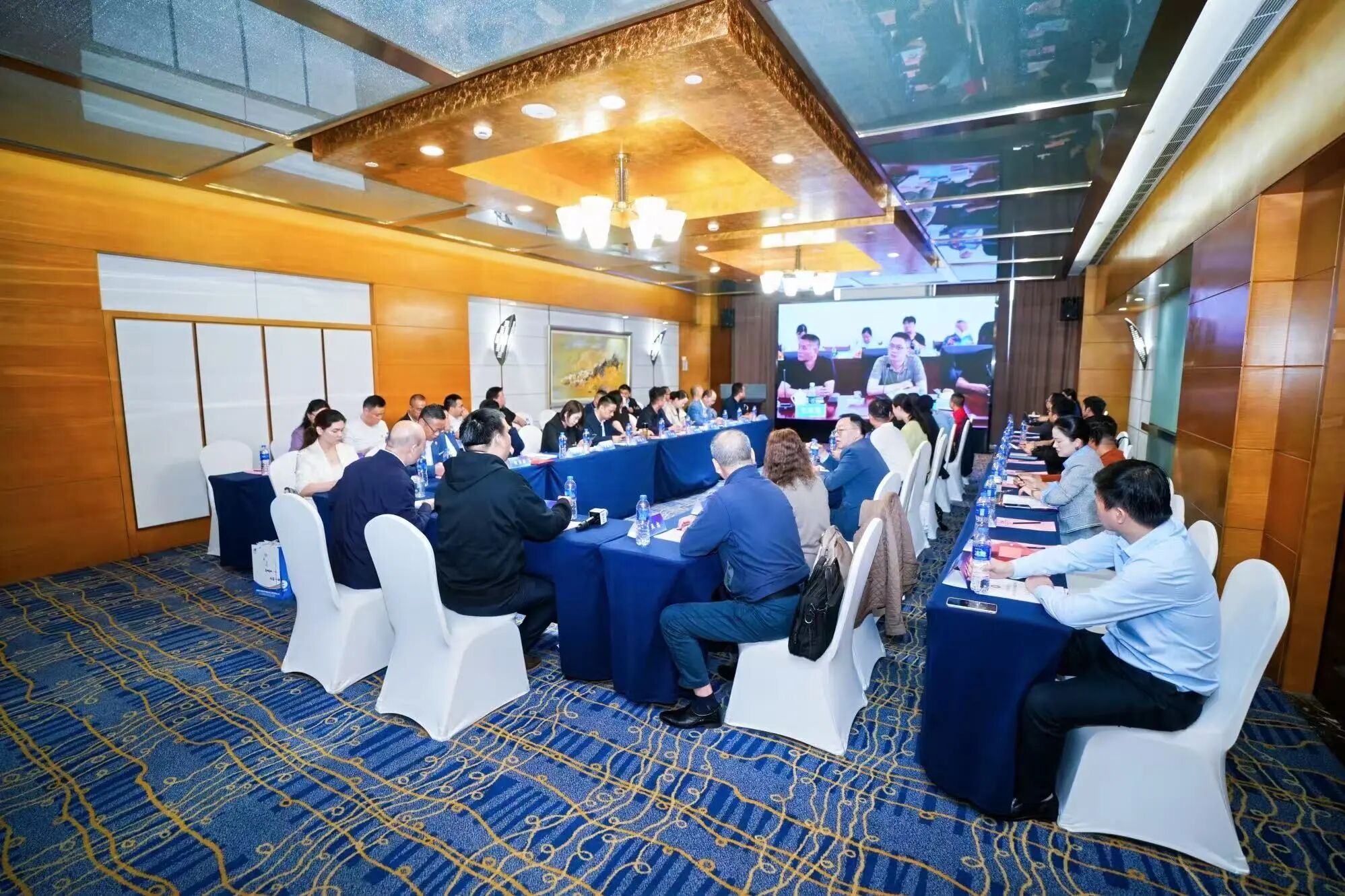 1761015626647512.jpg 闭门会议.jpg